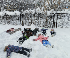 «А, давайте поваляемся в снегу!» «А, давайте поваляемся в снегу!».