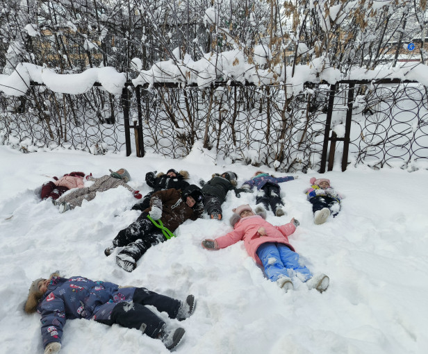 «А, давайте поваляемся в снегу!» «А, давайте поваляемся в снегу!».